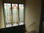 Een van de glas-in-loodramen.
<br/>
www.oozo.nl, zonder jaartal